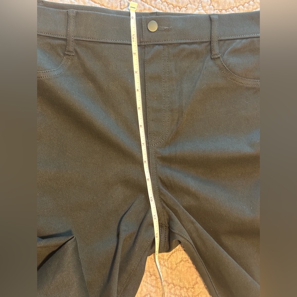 Time & Tru black jeggings with functional back pockets - Picture 8 of 10